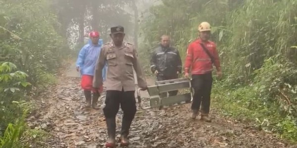 K-9 Polda Jateng Temukan Jenazah Bayi Lima Bulan yang Tertimbun Longsor Pekalongan 