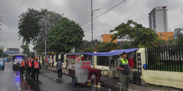 Jaga Kebersihan, PKL di Pintu Masuk Stasiun Pasar Senen Ditertibkan