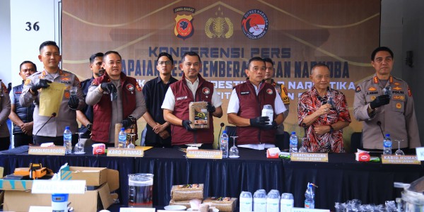 Polri Ungkap Laboratorium Clandestine Narkoba Terbesar di Jabar, Satu Ton Barbuk Disita