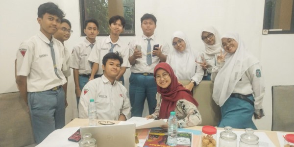 Hadapi SNBP, SMA 16 Surabaya Tambahi Bekal Siswa dengan Coaching Portofolio Gambar