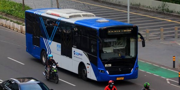 Transjakarta Bakal Tempatkan Petugas Khusus di Jalur Perlintasan Kereta