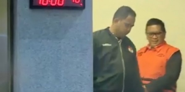 Tangan Diborgol, Hasto Resmi Kenakan Rompi Oranye
