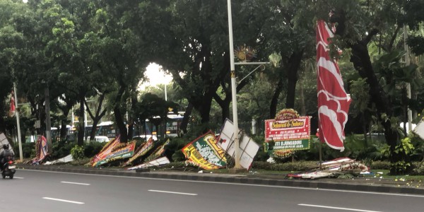 Karangan Bunga Pram-Rano Dirusak Pendemo Indonesia Gelap
