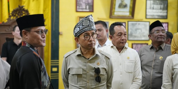 Blusukan ke Kalbar, Fadli Zon Kunjungi Tugu Khatulistiwa