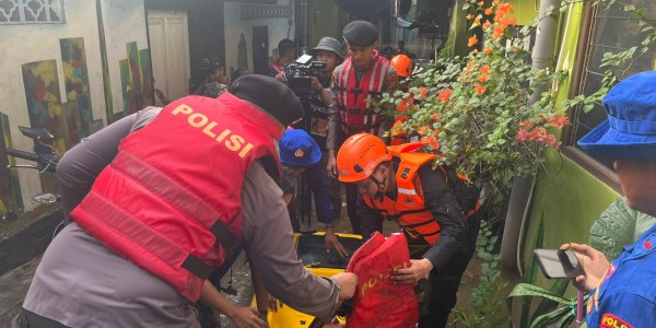 Ciliwung Meluap, Polisi Bantu Evakuasi Korban Banjir Kebon Pala 