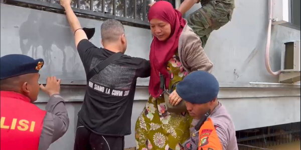 Tim SAR Satuan Brimob Polda Metro Jaya Berhasil Evakuasi Warga Terjebak Banjir di Cililitan Kecil