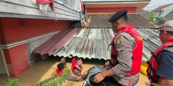 Banjir Tiga Meter Rendam Bekasi, Polisi Evakuasi Warga yang Terjebak