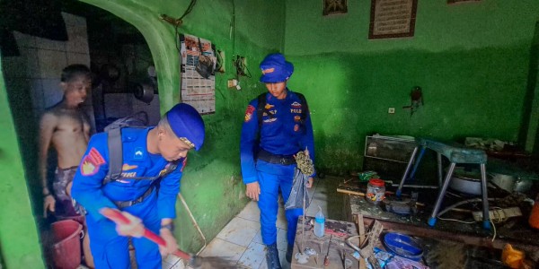 Pasca Banjir, Ditpolairud Polda Metro Bantu Bersihkan Permukiman di Jaktim