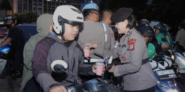 Buka Dapur Lapangan, Polisi Bagikan Takjil di Sekitar Monas