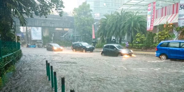 Nasehat Penyair Tentang Api dan Air Serta Angin Tiada Kompromi Seperti Kekuasaan yang Sukar Dikendalikan