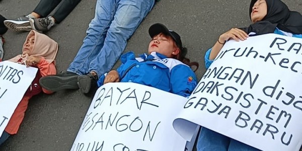 Ratusan Buruh Demo Rumah Bos Sritex, Tuntut Bayar Pesangon dan THR