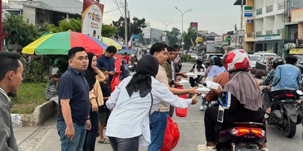 Bentuk Rasa Syukur, Himpunan Mahasiswa Sumsel Bagi-bagi Takjil Ramadhan di Pamulang