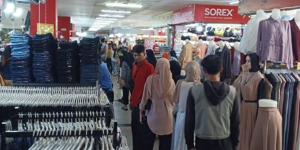 Perekonomian Lesu, Penjualan Pakaian di ITC Cibinong Mall Menurun Jelang Lebaran 2025