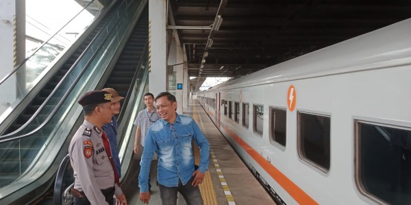 Jelang Arus Balik, Polisi Perketat Pengamanan di Stasiun Jatinegara 