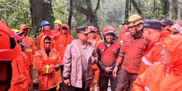 Polri-TNI dan BPBD Turun Bareng Tangani Longsor di Pacet Mojokerto