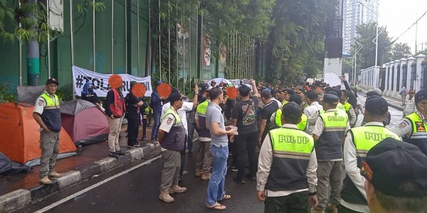 Usir Paksa Masa 'UU TNI' Yang Berkemah di Depan DPR, Satpol PP Jakarta: Kami Mohon Maaf