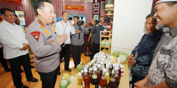 Buka Rakernis Densus 88, Kapolri Kunjungi Stan Usaha Eks Napiter