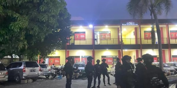 Brimob Polda Metro Berjaga Antisipasi Bentrokan Ormas di Penjaringan