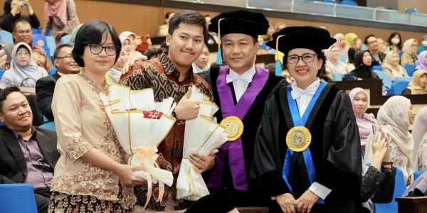 Momen Langka! Sepasang Pasutri Dikukuhkan Bersama sebagai Guru Besar UNAIR