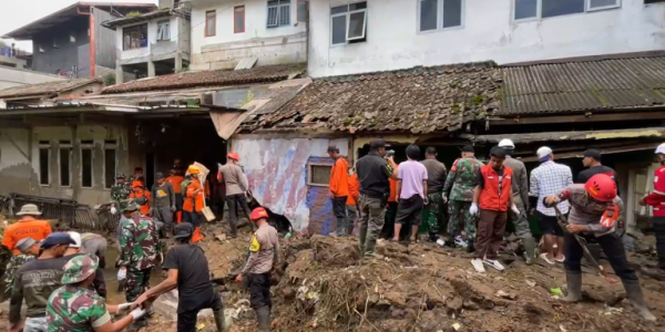 Tim SAR Brimob Jabar Bantu Tangani Rumah Rusak Akibat Hujan Deras di Cipanas