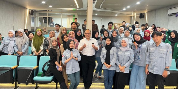 “Budak Algoritma” Dibedah di Unusa: Mahasiswa Diajak Sadar Digital dan Melek Teknologi
