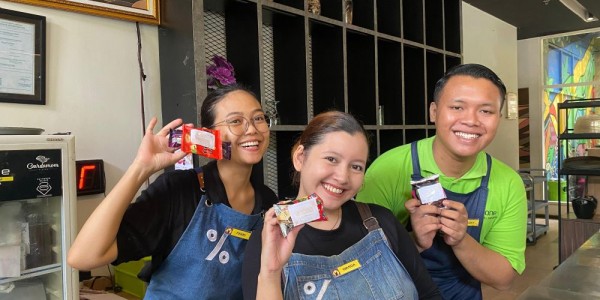 Ciptakan Lingkungan Kerja Yang Menyenangkan, MAXONE Dharmahusada Surabaya Berbagi Paket Cinta Untuk Staf