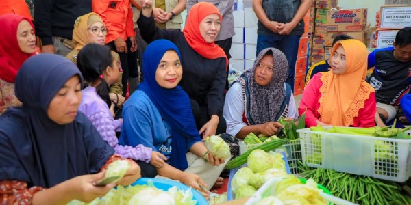 Sambangi Pengungsi dan Dapur Umum Bencana Longsor Trenggalek, Gubernur Khofifah Serahkan Bantuan Logistik