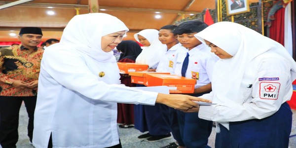 Serahkan Bantuan Rp 7,62 Miliar untuk Masyarakat Bangkalan, Gubernur Khofifah Optimis Kemiskinan Ekstrem di Jatim Turun