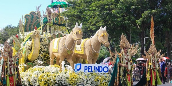 Pesona Laut Selatan di Jalanan Kota: Mobil Hias Pelindo Regional 3 Angkat Legenda Nyi Roro Kidul di Surabaya Vaganza 2025