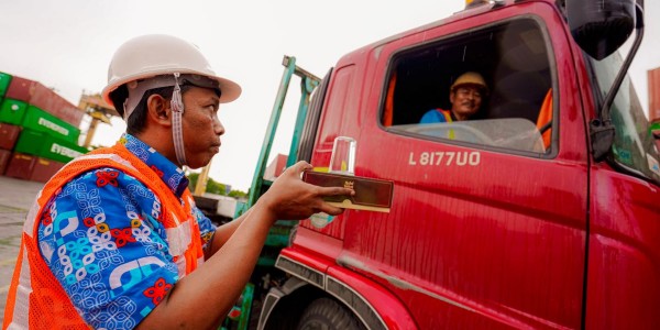 Program Pelindo Peduli,  TPS Bagikan Paket Makanan kepada Pengemudi Truk