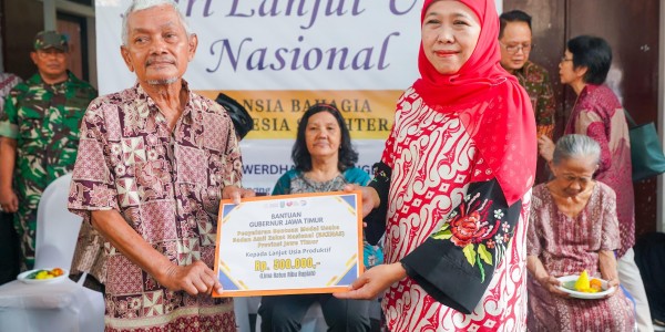 Peringati HLUN 2025, Gubernur Khofifah Sapa Lansia dan Potong Tumpeng di Panti Werda Surabaya