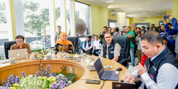 Tinjau Posko SPMB Jatim 2025, Gubernur Khofifah Pastikan Berjalan Optimal Lewat Senopati AI