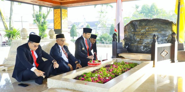 Pimpin Upacara Hari Lahir Pancasila, Plt. Gubernur Jatim Ajak Masyarakat Kuatkan Ideologi Pancasila  