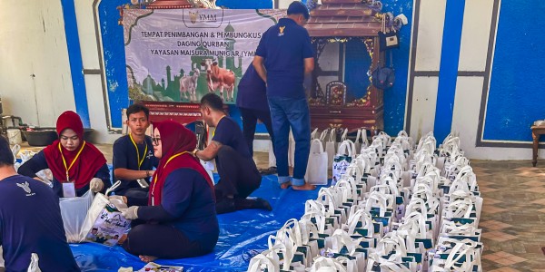 YMM Sembelih 8 Sapi dan 2 Kambing, Bagikan 550 Paket Daging Kurban ke Warga Pamekasan