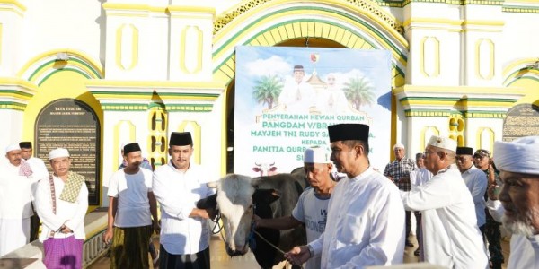 Komandan Korem 084/BJ Laksanakan Salat Iduladha dan Serahkan Hewan Kurban