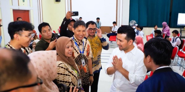 Sidak Pelaksanaan SPMB SMA/SMK di Surabaya, Plt Gubernur Jatim Komitmen Tingkatkan Pelayanan Terbaik