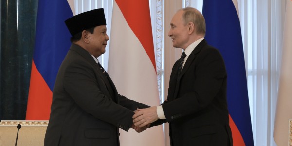 Prabowo dan Putin Saling Tukar Cinderamata sebagai Simbol Persahabatan Erat Indonesia–Rusia