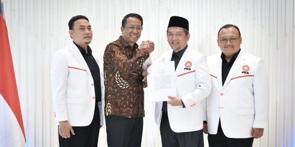 PKS Terima SK Perubahan Kepengurusan DPTP dari Menteri Hukum