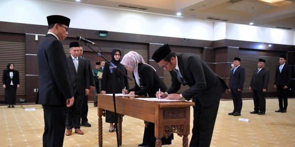 Lantik Pejabat Tinggi Pratama, Menkop: Tingkatkan Kinerja untuk Dukung Program Strategis Nasional