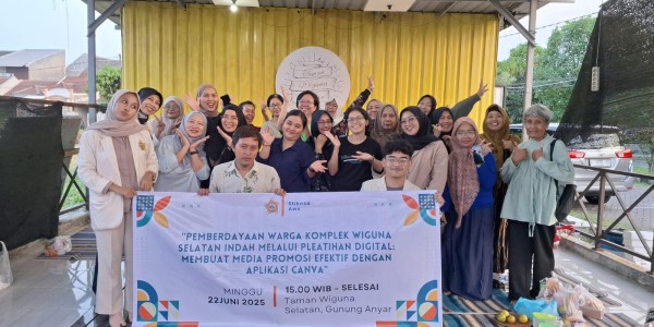 Mahasiswa Stikosa-AWS Latih Mama-Mama TWS Surabaya Membuat Media Promosi Digital Lewat Aplikasi Canva