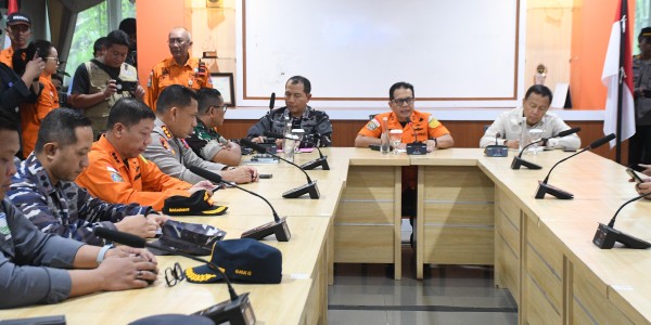Pangkoarmada II Tegaskan Komitmen TNI AL dalam Pencarian KMP Tunu Pratama Jaya