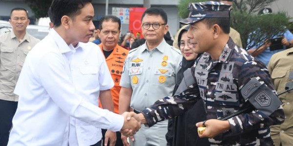Pangkoarmada II Dampingi Wapres RI Tinjau Penanganan SAR KMP Tunu Pratama Jaya
