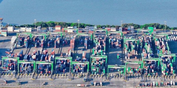 Semakin Dipercaya, Terminal Petikemas Teluk Lamong Catat Kenaikan Arus Layanan Petikemas Internasional Hingga Juni 2025