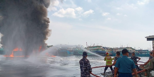 Pelindo Cabang Tegal Berhasil Cegah Meluasnya Kebakaran Kapal Nelayan di Pelabuhan Tegal