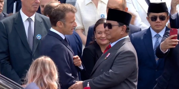 Prabowo Disalami Macron, Jadi Tamu Kehormatan Istimewa