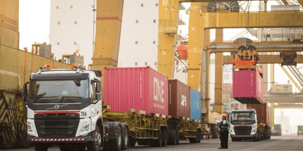 Pelindo Catat Arus Peti Kemas Ekspor Impor Semester 1 Tumbuh 13,64%