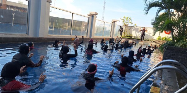 Weekend Positif Penuh Energi, Swiss-Belinn Tunjungan Gelar Aqua Yoga Bersama Lia Kapha dan Komunitas Yoga Surabaya