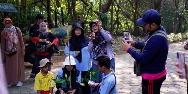 Mercure Surabaya Grand Mirama Ajak Generasi Muda Selamatkan Pesisir Kota Lewat Aksi Tanam 1001 Mangrove