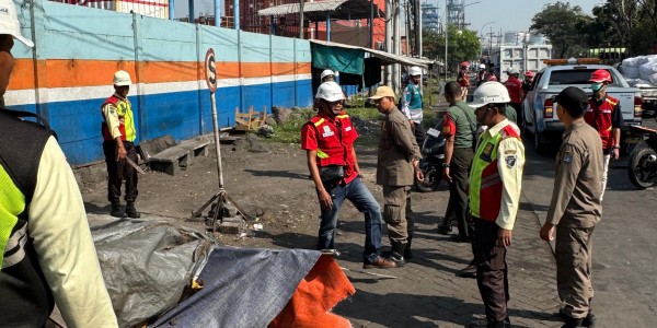 Pelindo Regional 3 Sub Regional Jawa Tertibkan PKL Demi Wujudkan Kawasan Pelabuhan Aman dan Teratur