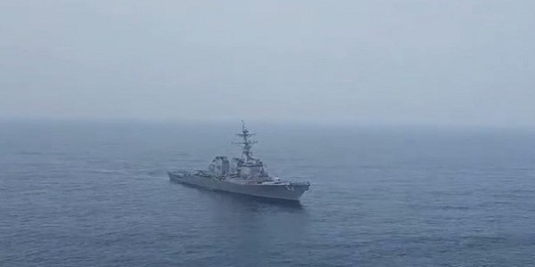 Ketegangan Memuncak di Teluk Oman: Iran Hadang Kapal Perusak AS, Helikopternya Diancam Ditembak
